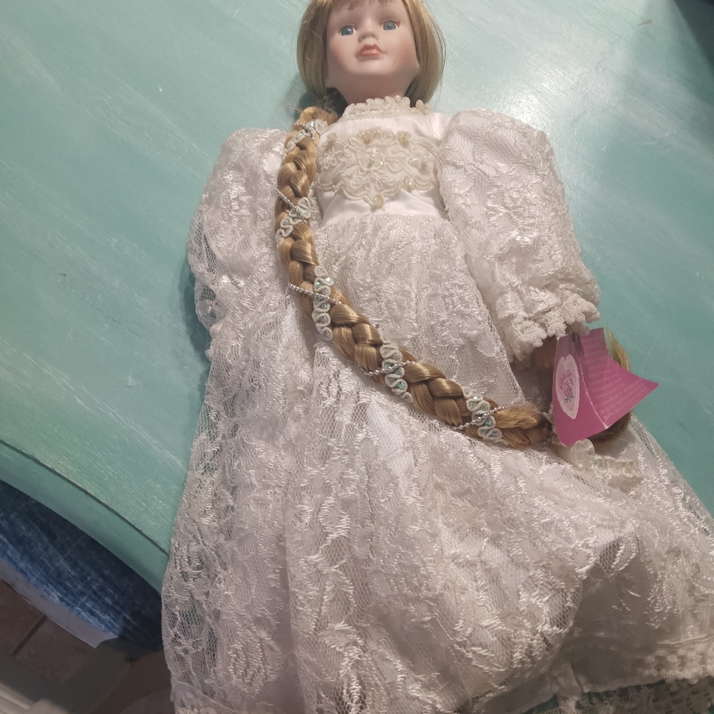 Porcelain doll - Picture 2 of 4